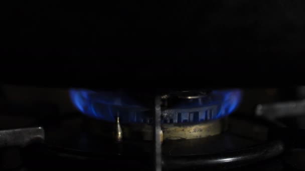 台所の黒鍋の下の熱の点火 — ストック動画