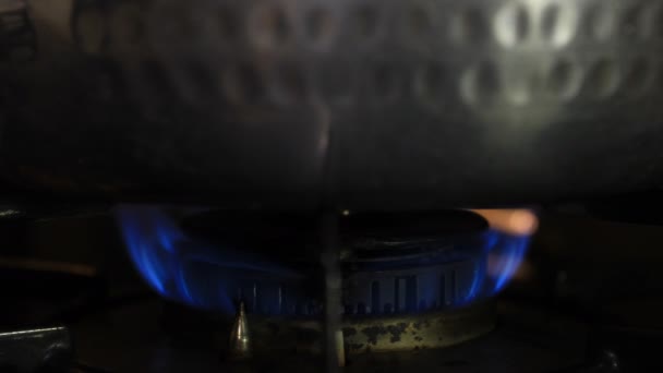 Zapłon ciepła pod srebrnym garnku w kuchni — Wideo stockowe