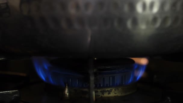 Encendido del calor debajo de la olla de plata en la cocina — Vídeo de stock