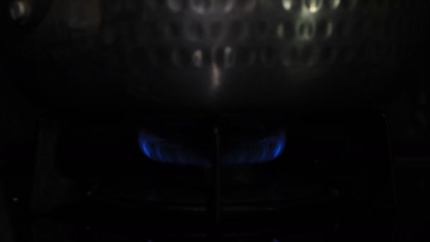 Antändning av värmen under silver potten i köket — Stockvideo