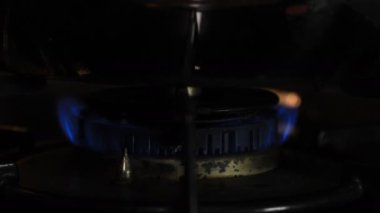 Mutfakta gümüş tencere altında ısı Ateşleme