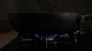 Mutfakta siyah tava altında ısı Ateşleme