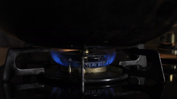 Antändning av värmen under woken i köket — Stockvideo