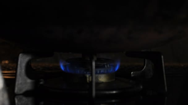 Encendido del calor bajo el wok en la cocina — Vídeos de Stock