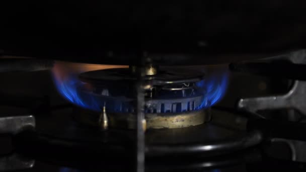 Accensione del calore sotto il wok in cucina — Video Stock