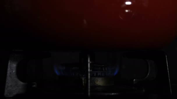 台所の赤い鍋の下の熱の点火 — ストック動画