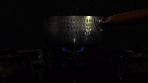 台所の銀鍋の下の熱の点火 — ストック動画