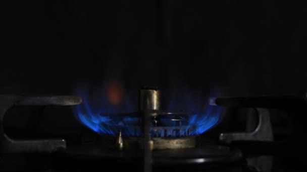 Accensione del calore in cucina — Video Stock