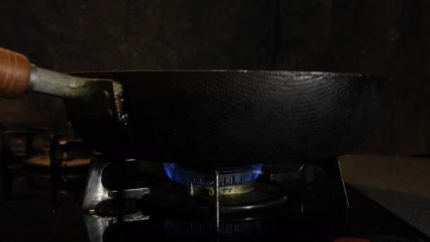 Ανάφλεξη της θερμότητας κάτω από το μαύρο τηγάνι στην κουζίνα — Αρχείο Βίντεο