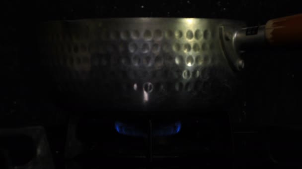 Ontsteking van de warmte onder de zilveren pot in de keuken — Stockvideo