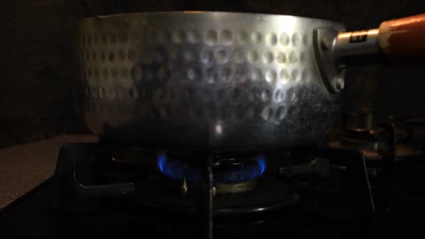 Запалювання тепла під срібним горщиком на кухні — стокове відео