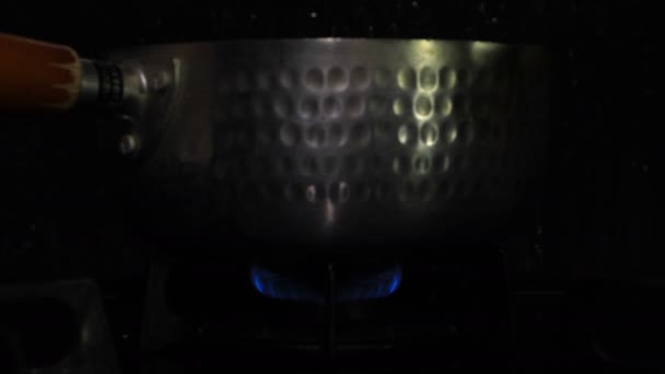 台所の銀鍋の下の熱の点火 — ストック動画