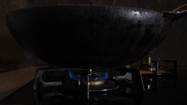 Entzündung der Hitze unter dem Wok in der Küche — Stockvideo