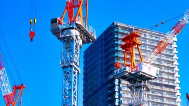 Tokyo 'da inşaat altında Hareketli vinçler bir zaman atlamalı