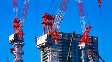 Tokyo 'da inşaat altında Hareketli vinçler bir zaman atlamalı