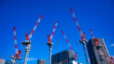 Tokyo geniş atış eğim altında inşaat ta hareketli vinçler bir zaman atlamalı