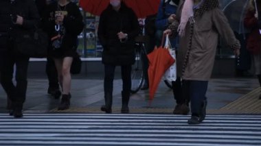 Shinjuku Tokyo yağmurlu bir gün geçiş yürüyen insanlar vücut parçaları