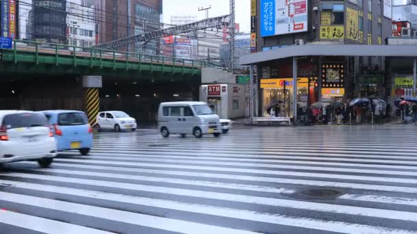 在新宿东京的十字路口移动汽车 下雨天 — 图库视频影像