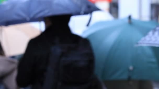 Caminar personas partes del cuerpo en el cruce en Shinjuku Tokio día lluvioso — Vídeo de stock