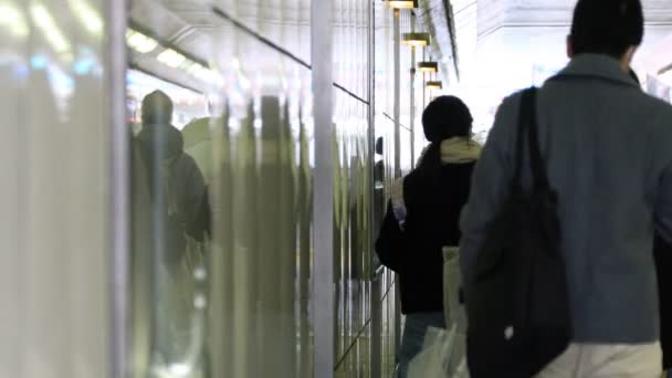 Gyaloglás az emberek testrészeit az átkelés az Shinjuku Tokyo esős napon — Stock videók