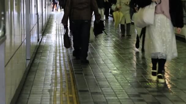 Gehende Menschen Körperteile an der Kreuzung in shinjuku tokyo regnerischen Tag — Stockvideo