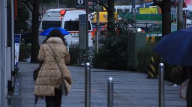 Shinjuku Tokyo yağmurlu bir gün geçiş yürüyen insanlar vücut parçaları