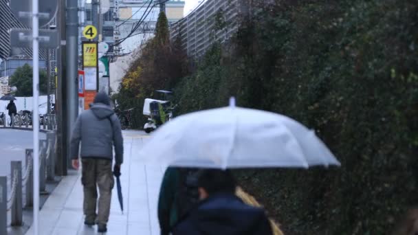 Caminar personas partes del cuerpo en el cruce en Shinjuku Tokio día lluvioso — Vídeos de Stock