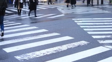 Shinjuku Tokyo yağmurlu bir gün geçiş yürüyen insanlar vücut parçaları