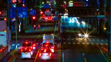 Tokyo şehir merkezinde sokak bir timelapse gece uzun pozlama orta çekim