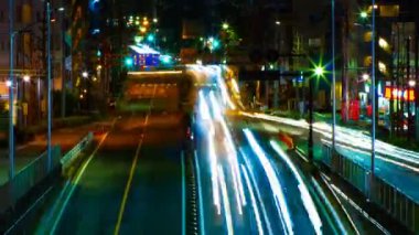 Tokyo şehir merkezinde sokak bir timelapse gece uzun pozlama orta çekim