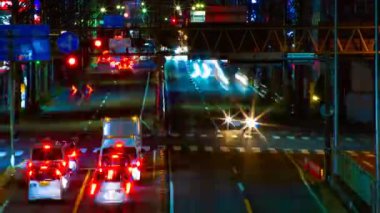 Tokyo şehir merkezinde sokak bir timelapse gece uzun pozlama orta çekim