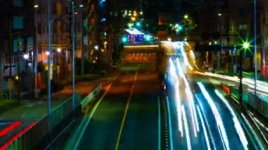 Tokyo şehir merkezinde sokak bir timelapse gece uzun pozlama orta çekim