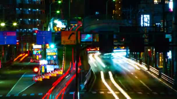 Een timelapse van de straat in het centrum in Tokio 's nachts lange blootstelling midden schot — Stockvideo