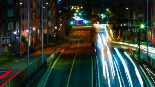 Un timelapse de la calle en el centro de Tokio en la noche de larga exposición de tiro medio — Vídeos de Stock