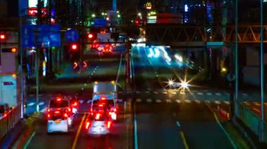 Tokyo şehir merkezinde sokak bir timelapse gece uzun pozlama orta çekim