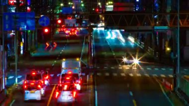 Tokyo şehir merkezinde sokak bir timelapse gece uzun pozlama orta çekim