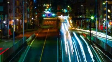 Tokyo şehir merkezinde sokak bir timelapse gece uzun pozlama orta çekim