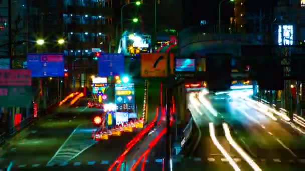 Un timelapse de la calle en el centro de Tokio en la noche de larga exposición de tiro medio — Vídeo de stock