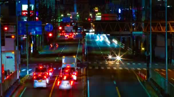 夜の長時間露光ミドルショットで東京の繁華街の通りのタイムラプス — ストック動画