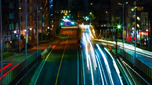 야간 장시간 노출 미들 쇼트에서 도쿄 도심에서 거리의 타임랩스 — 비디오