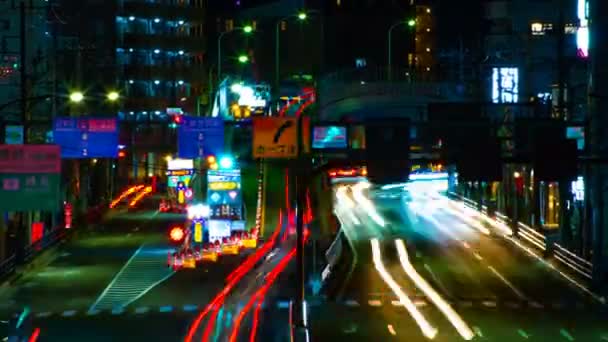 Un timelapse de la calle en el centro de Tokio en la noche de larga exposición de tiro medio — Vídeo de stock