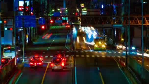 Un timelapse de la calle en el centro de Tokio en la noche de larga exposición de tiro medio — Vídeo de stock