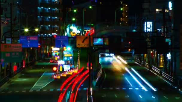 Een timelapse van de straat in het centrum in Tokio 's nachts lange blootstelling midden schot — Stockvideo