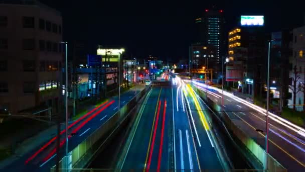 Tokyo şehir merkezinde sokak bir timelapse gece uzun pozlama geniş çekim — Stok video