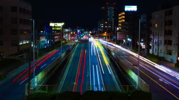 夜の長時間露光ワイドショットで東京の繁華街の通りのタイムラプス — ストック動画