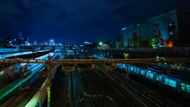 Хронология движения поезда на станции Уэно ночью на широком снимке — стоковое видео