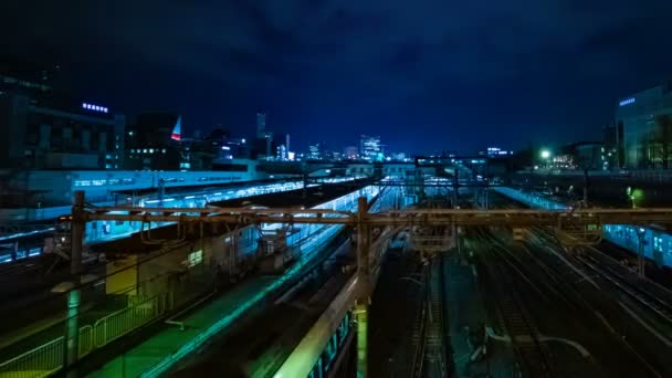 Хронология движения поезда на станции Уэно ночью на широком снимке — стоковое видео