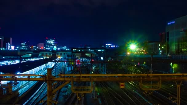 Een timelapse van de trein bij Ueno station 's nachts Wide shot — Stockvideo