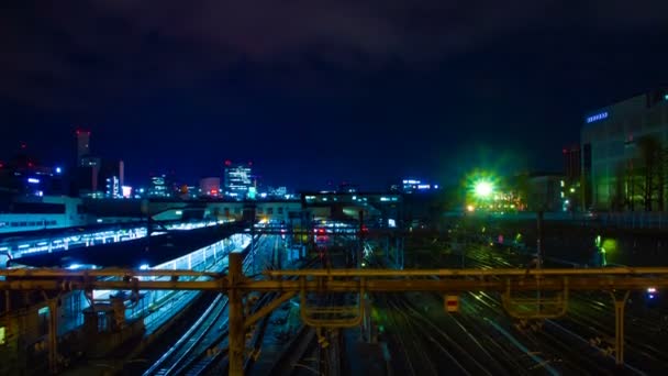 Een timelapse van de trein bij Ueno station 's nachts Wide shot — Stockvideo