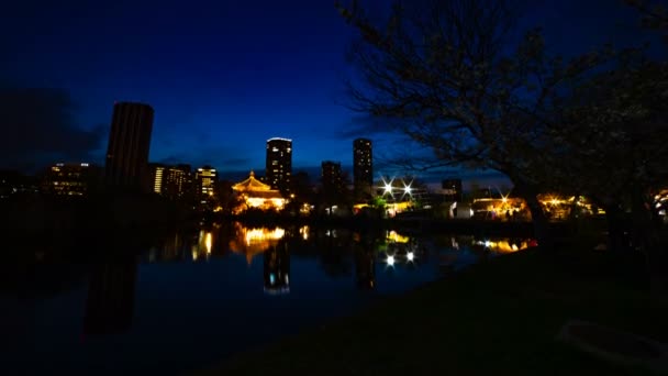 En Timelapse av solnedgången nära dammen vid den traditionella parken i Ueno Tokyo wide shot — Stockvideo